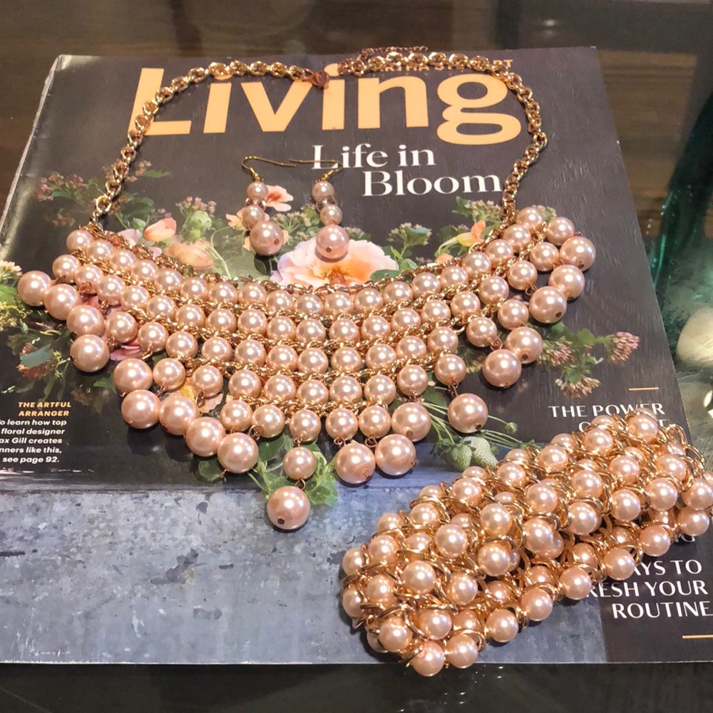Stunning pearl necklace,bracelet,earring set